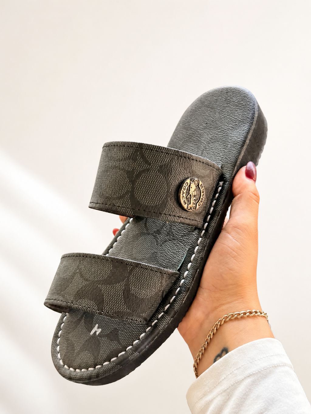 Sandalia negra imitación