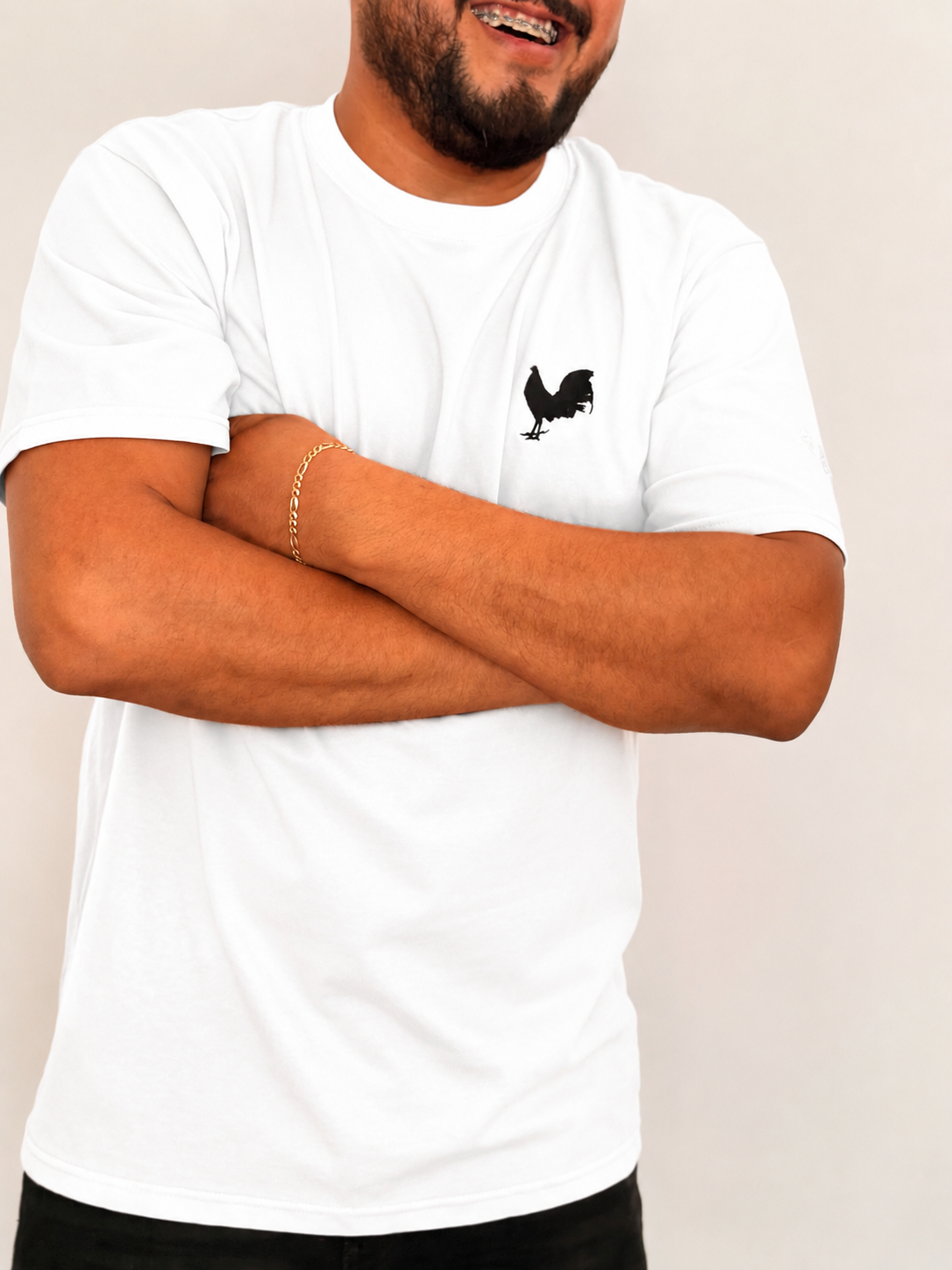 Playera gallo bordado
