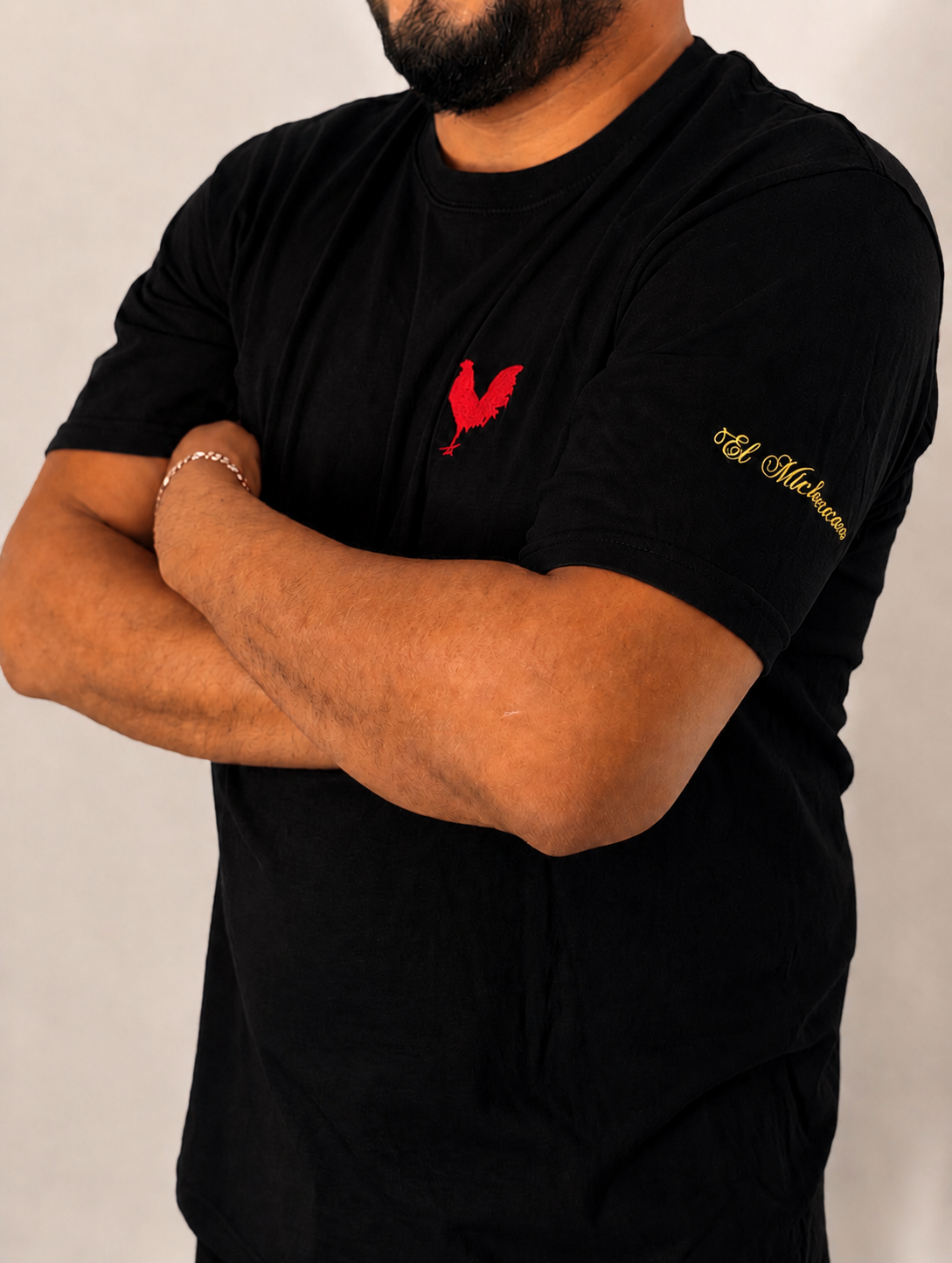 Playera gallo bordada negra